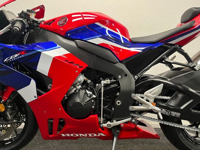 honda - cbr-1000-rr-r-fireblade