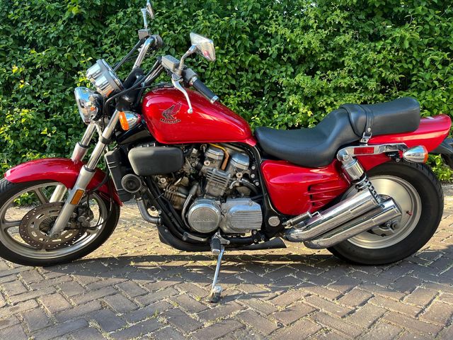 honda - vf-700-c-supermagna