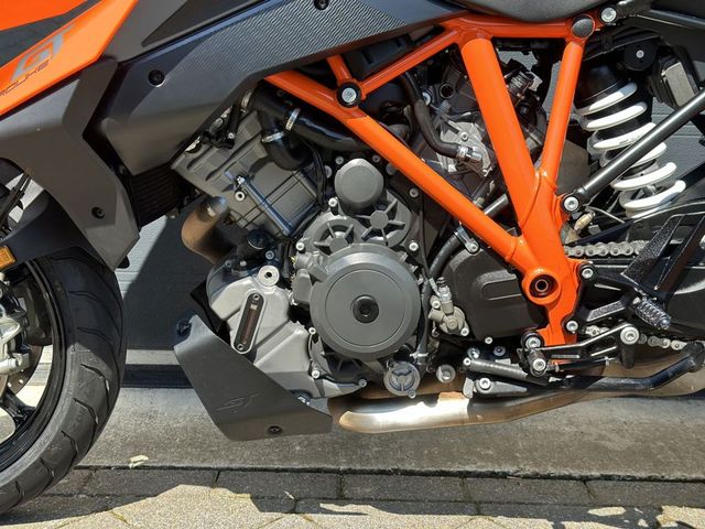 ktm - 1290-super-duke-gt