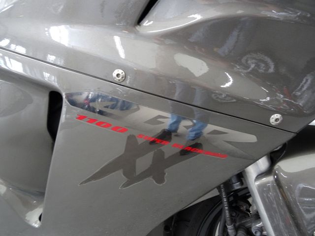 honda - cbr-1100--xx-super-blackbird