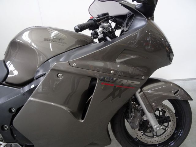 honda - cbr-1100--xx-super-blackbird