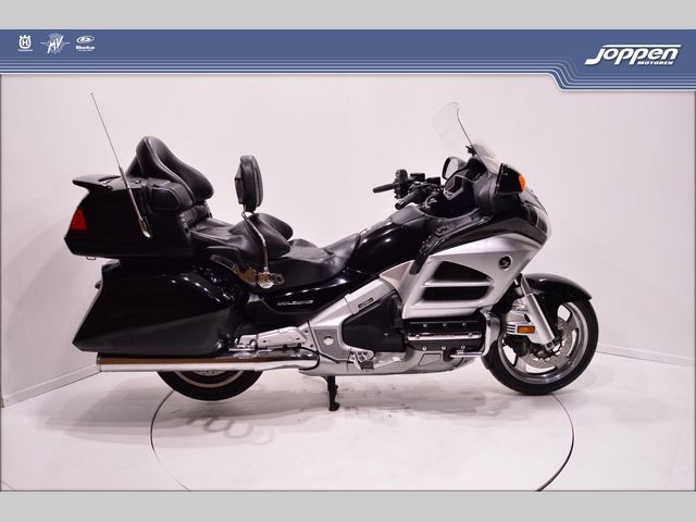 honda - gl-1800-goldwing-touring-deluxe