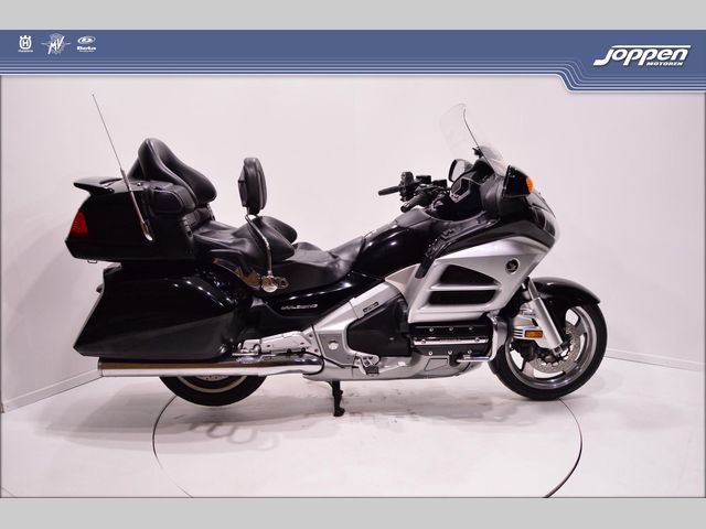 honda - gl-1800-goldwing-touring-deluxe