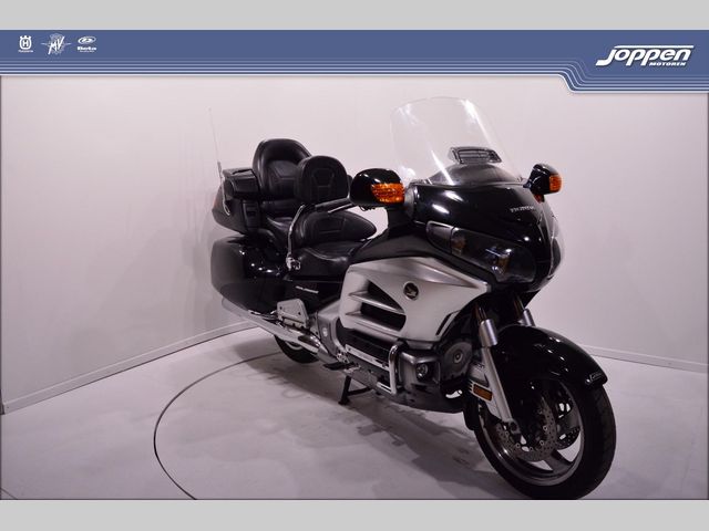 honda - gl-1800-goldwing-touring-deluxe