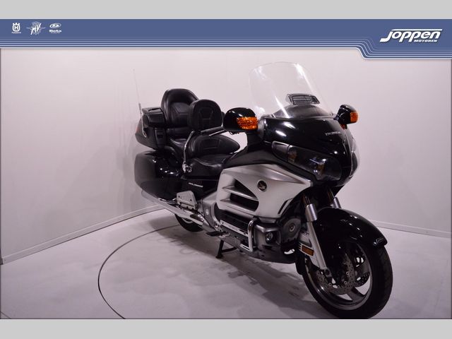 honda - gl-1800-goldwing-touring-deluxe