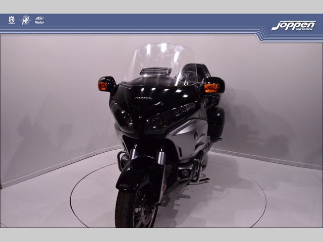 honda - gl-1800-goldwing-touring-deluxe