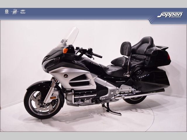 honda - gl-1800-goldwing-touring-deluxe
