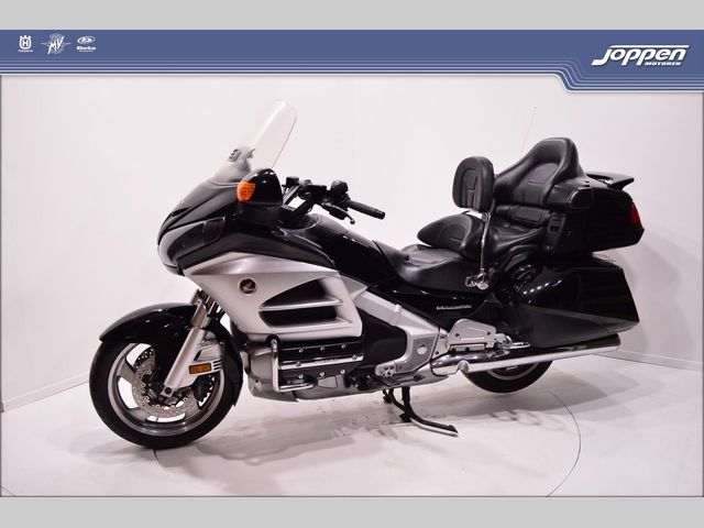 honda - gl-1800-goldwing-touring-deluxe