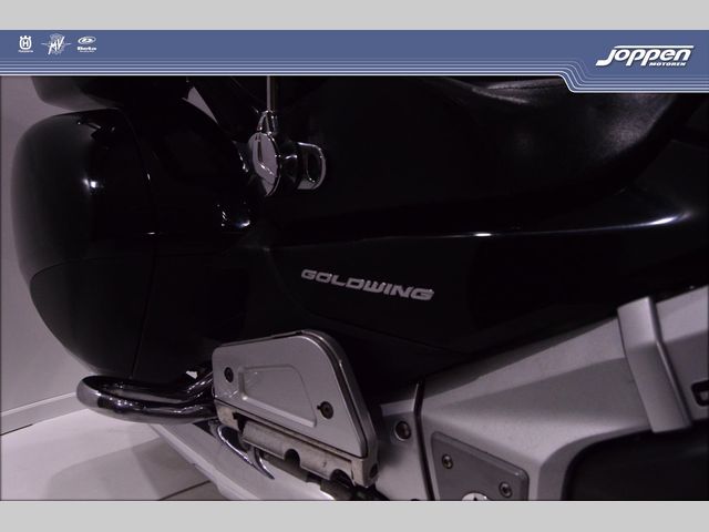 honda - gl-1800-goldwing-touring-deluxe