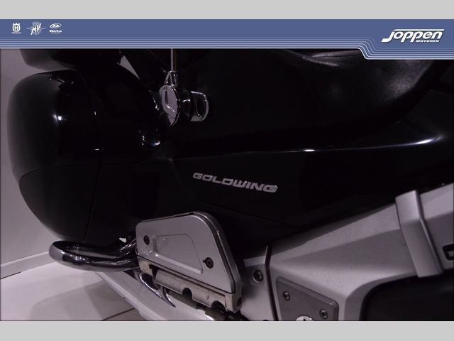honda - gl-1800-goldwing-touring-deluxe