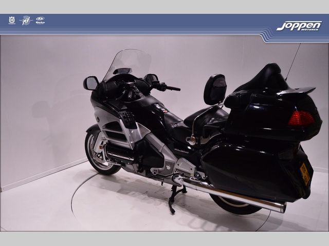 honda - gl-1800-goldwing-touring-deluxe