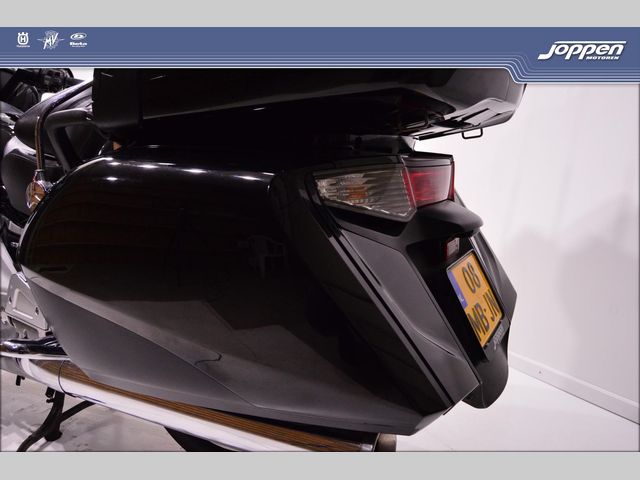 honda - gl-1800-goldwing-touring-deluxe