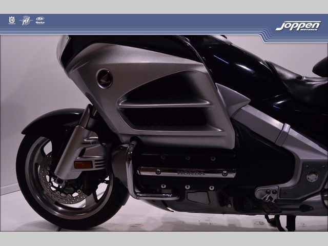 honda - gl-1800-goldwing-touring-deluxe