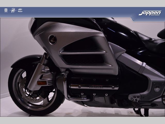 honda - gl-1800-goldwing-touring-deluxe