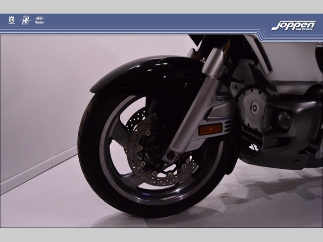 honda - gl-1800-goldwing-touring-deluxe