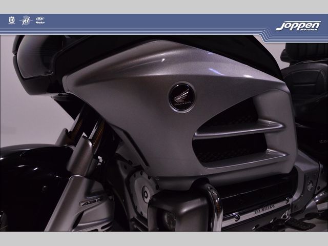 honda - gl-1800-goldwing-touring-deluxe