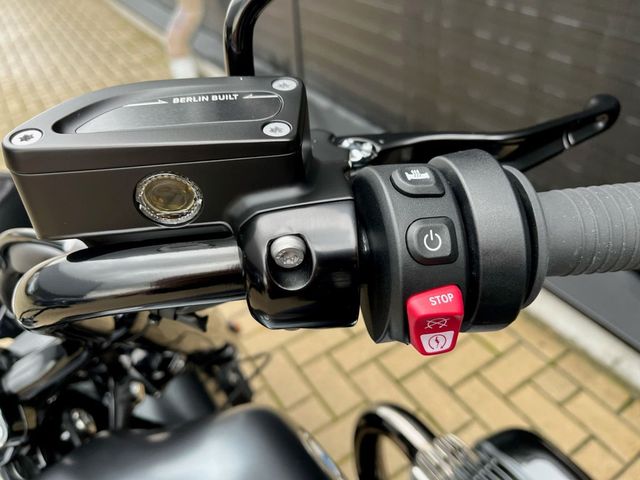 bmw - r-18-rocktane