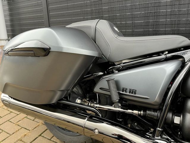 bmw - r-18-rocktane
