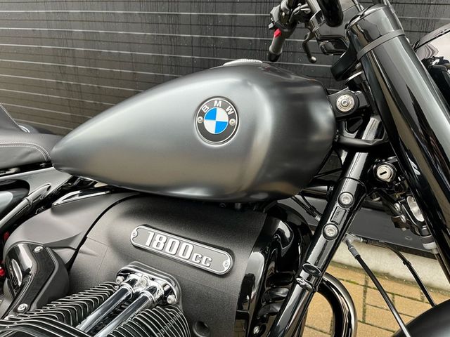 bmw - r-18-rocktane