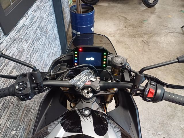 aprilia - tuono--v4-1100-factory