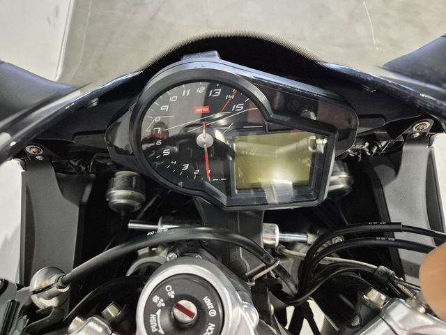 aprilia - rsv-4-r