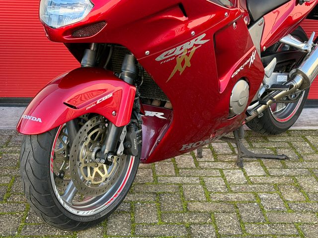 honda - cbr-1100--xx-super-blackbird