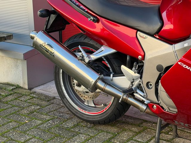 honda - cbr-1100--xx-super-blackbird