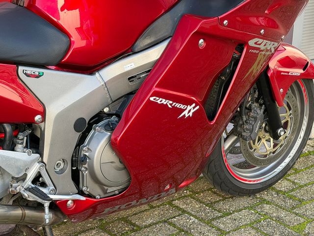 honda - cbr-1100--xx-super-blackbird