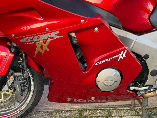 honda - cbr-1100--xx-super-blackbird