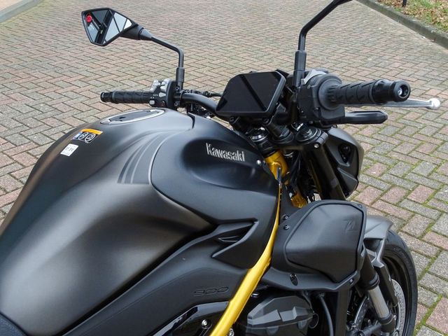 kawasaki - z900