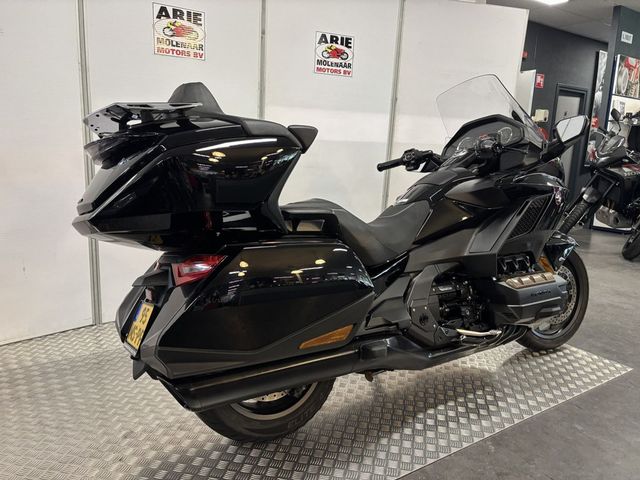 honda - gl-1800-goldwing-touring-deluxe