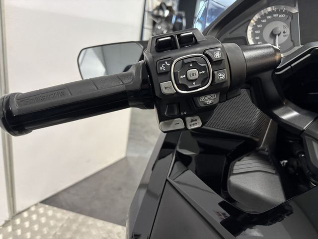honda - gl-1800-goldwing-touring-deluxe