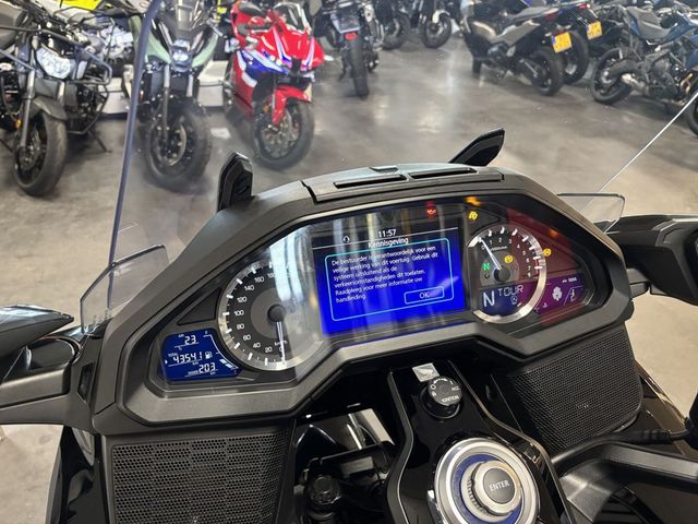 honda - gl-1800-goldwing-touring-deluxe