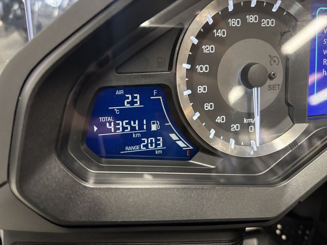 honda - gl-1800-goldwing-touring-deluxe