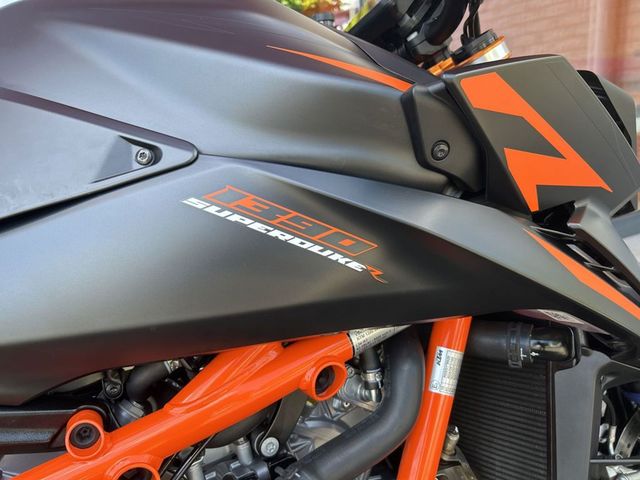 ktm - 1390-super-duke-r-evo