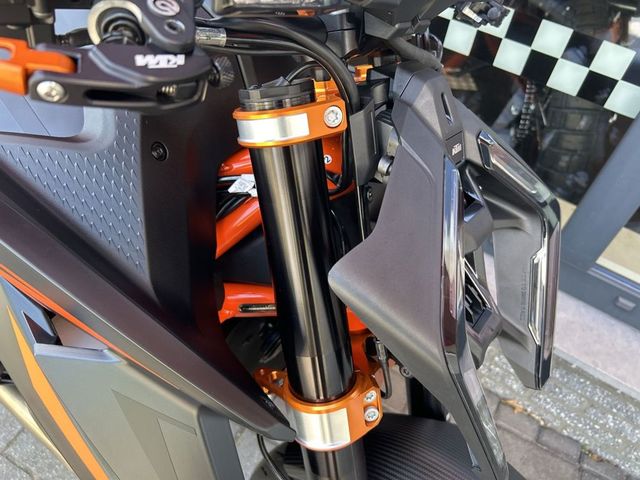 ktm - 1390-super-duke-r-evo
