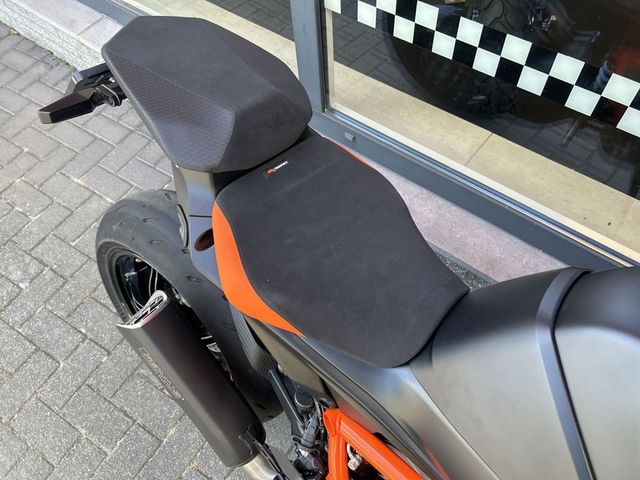 ktm - 1390-super-duke-r-evo