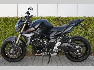 SUZUKI GSR 750 A – foto 2