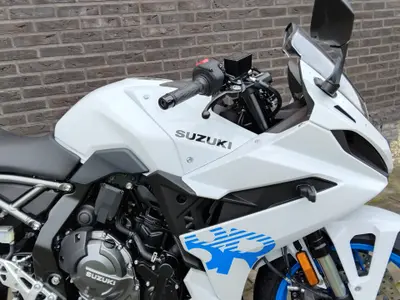 SUZUKI GSX-8R – foto 3