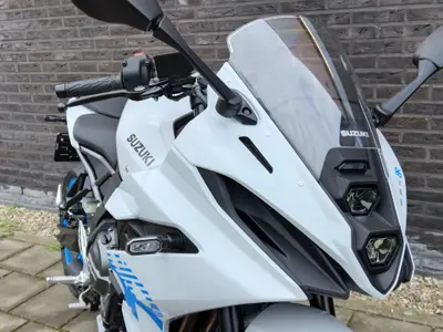 SUZUKI GSX-8R – foto 4