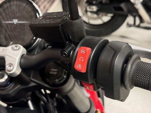 triumph - trident-660