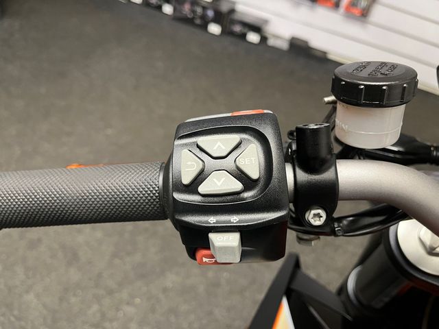 ktm - 1290-super-duke-r