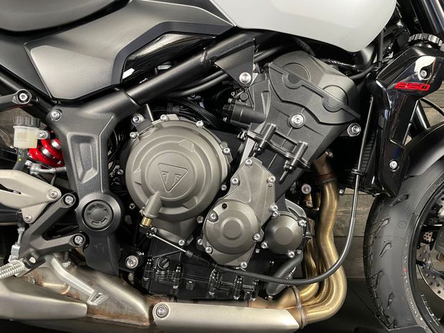 triumph - trident-660