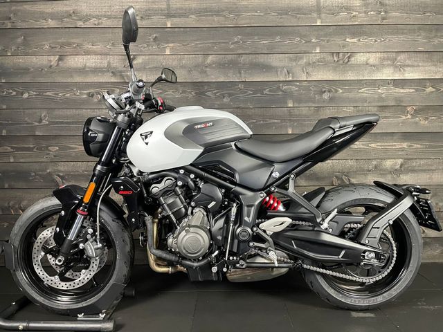 triumph - trident-660