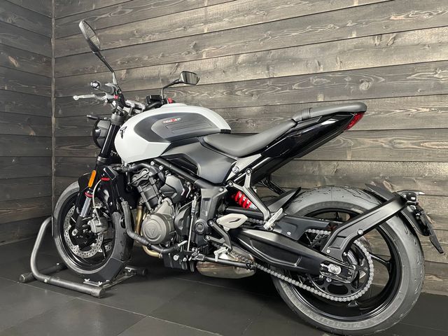 triumph - trident-660