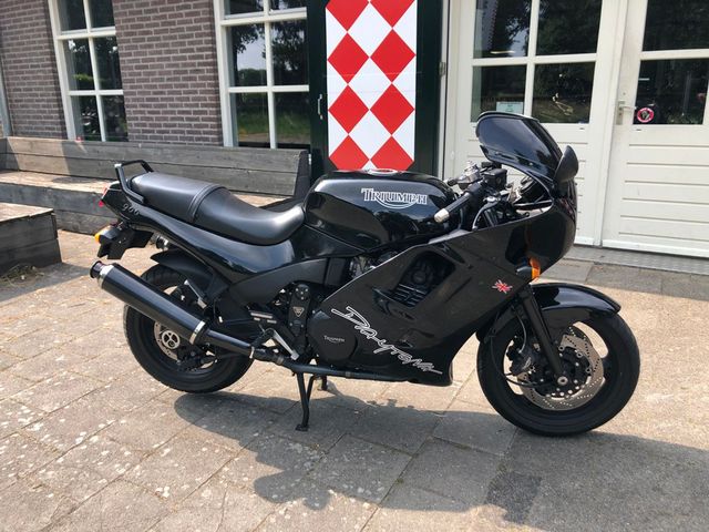 triumph - daytona-900