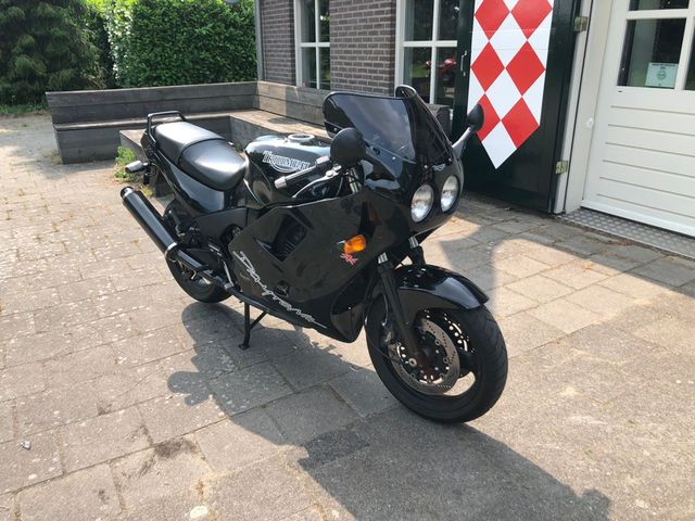 triumph - daytona-900