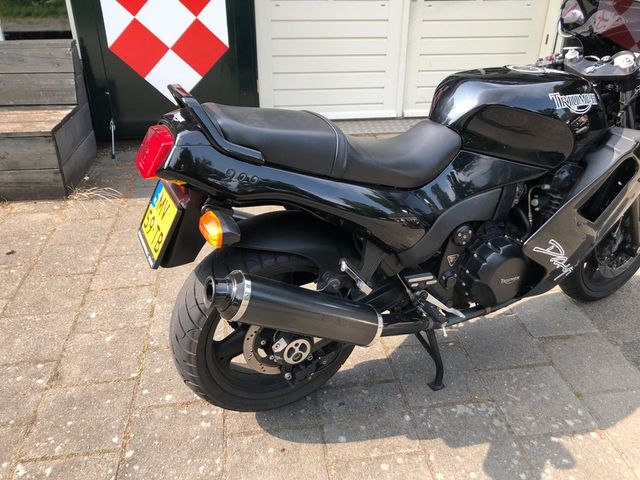 triumph - daytona-900