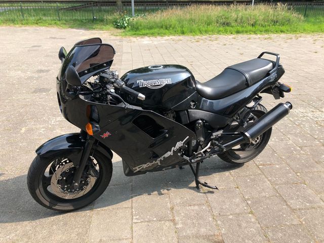 triumph - daytona-900