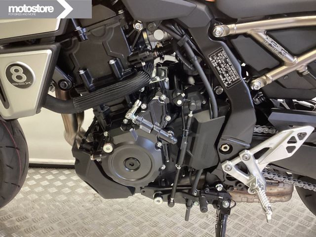 suzuki - gsx-8t